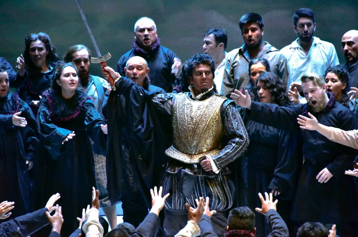 Giancarlo Monsalve as Otello, sword raised among the chorus